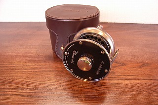 ＬＯＯＰ　クラッシックリール　２台入荷しました。
